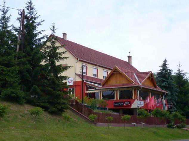 Fenyves Fogado Hotell Szurdokpüspöki Eksteriør bilde